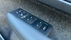 Volvo XC40 2.0 B4P Ultra Dark 5dr Auto Petrol Estate